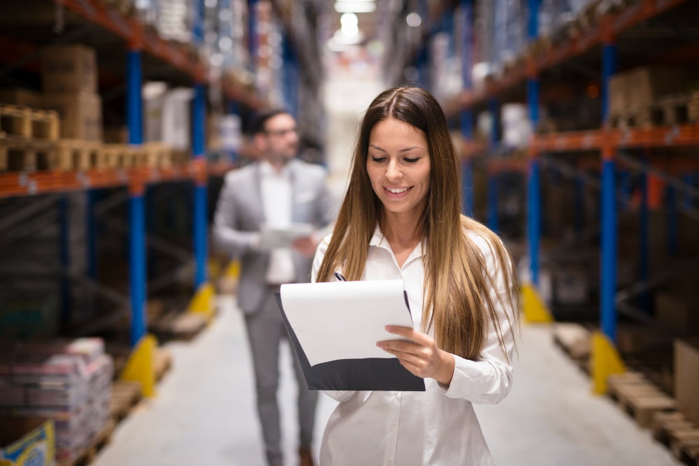 O que é ISO 9001 e como funciona? 2 portrait gorgeous brunette woman manager controlling business warehouse logistic center well dressed successful woman checking distribution while ceo walking her