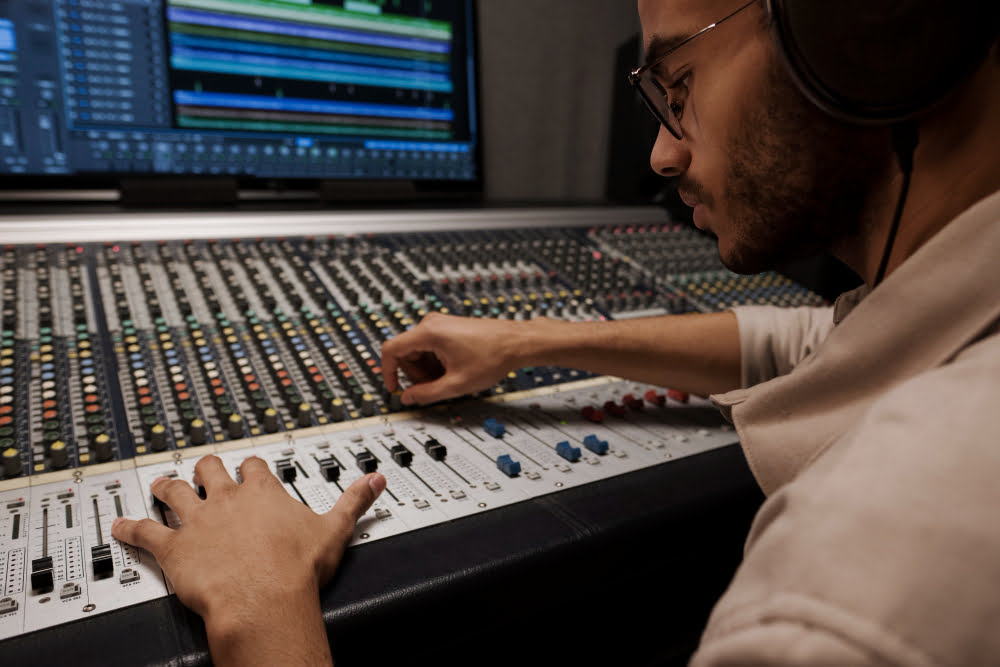 Quais as produtoras musicais mais famosas do mundo? 2 close up man making music