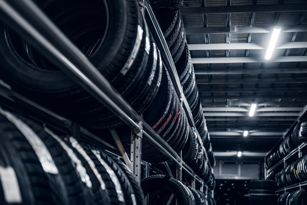 Manutenção de pneus: Dicas para prolongar a vida útil 4 dark storage full big variety new tyres busy warehouse