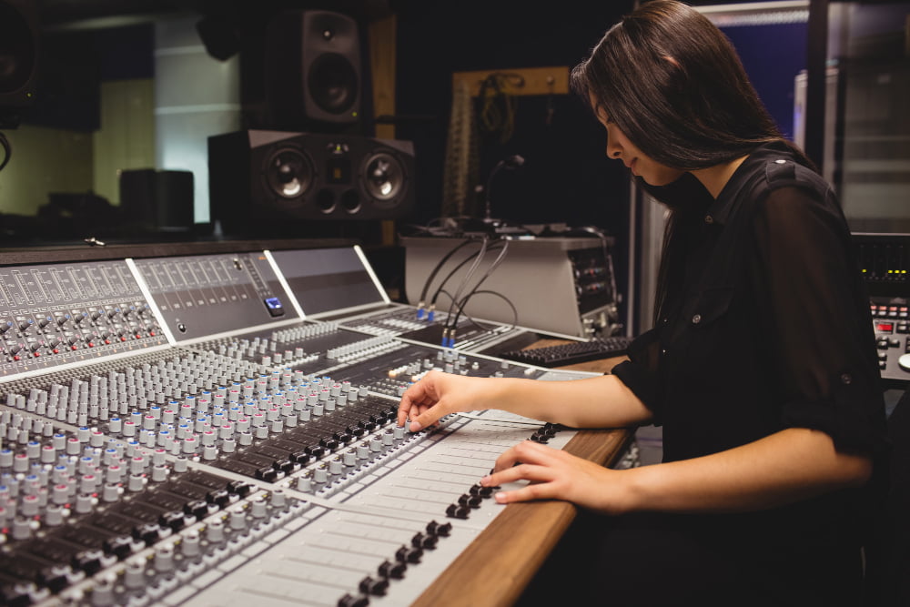 Quais as produtoras musicais mais famosas do mundo? 3 female student using sound