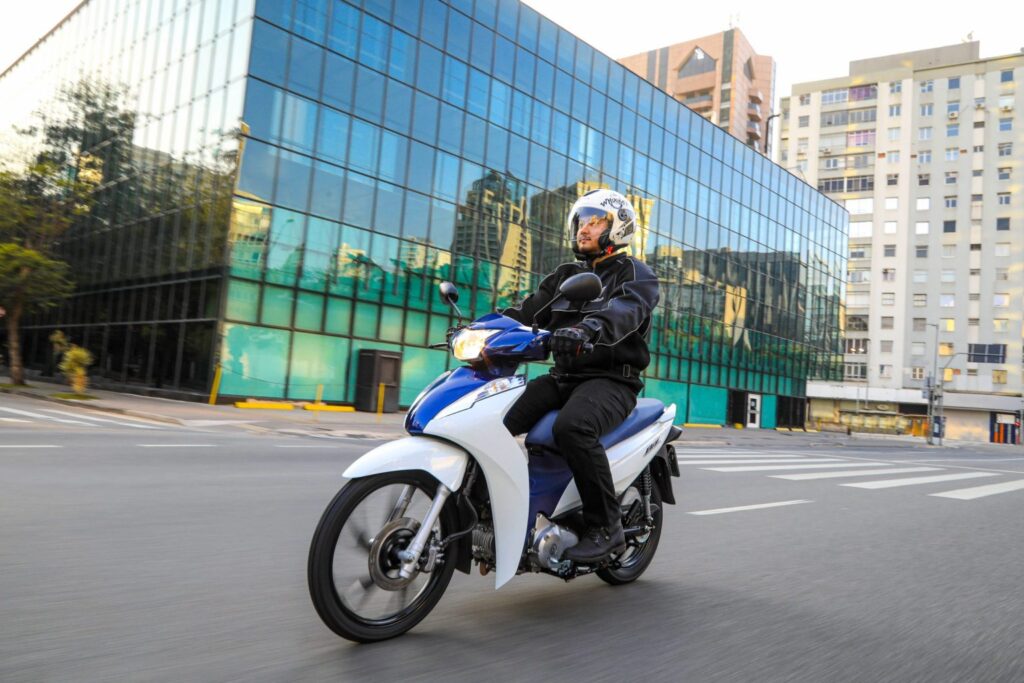 Precisa ter CNH para dirigir scooter elétrica? 4 CNH para dirigir scooter elétrica