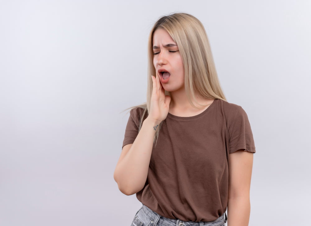 Quanto custa a cirurgia de sisos? 4 aching young blonde girl with hand cheek with closed eyes suffering from toothache isolated white space with copy space