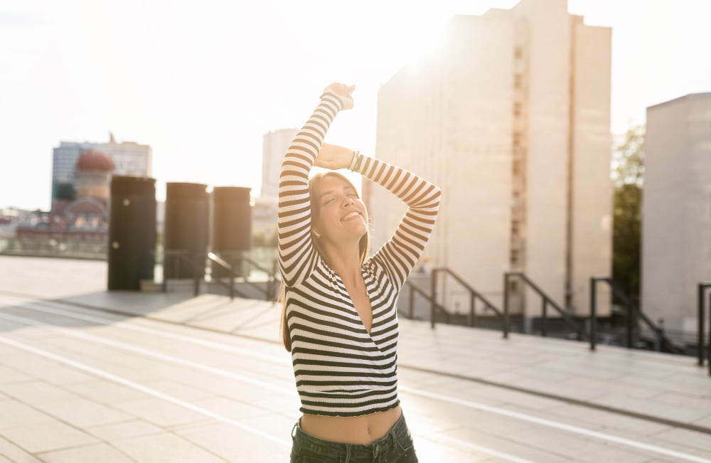 Energia Magnética Magnetoterapia: Benefícios para saúde 3 medium shot beautiful smiley woman posing sunlight