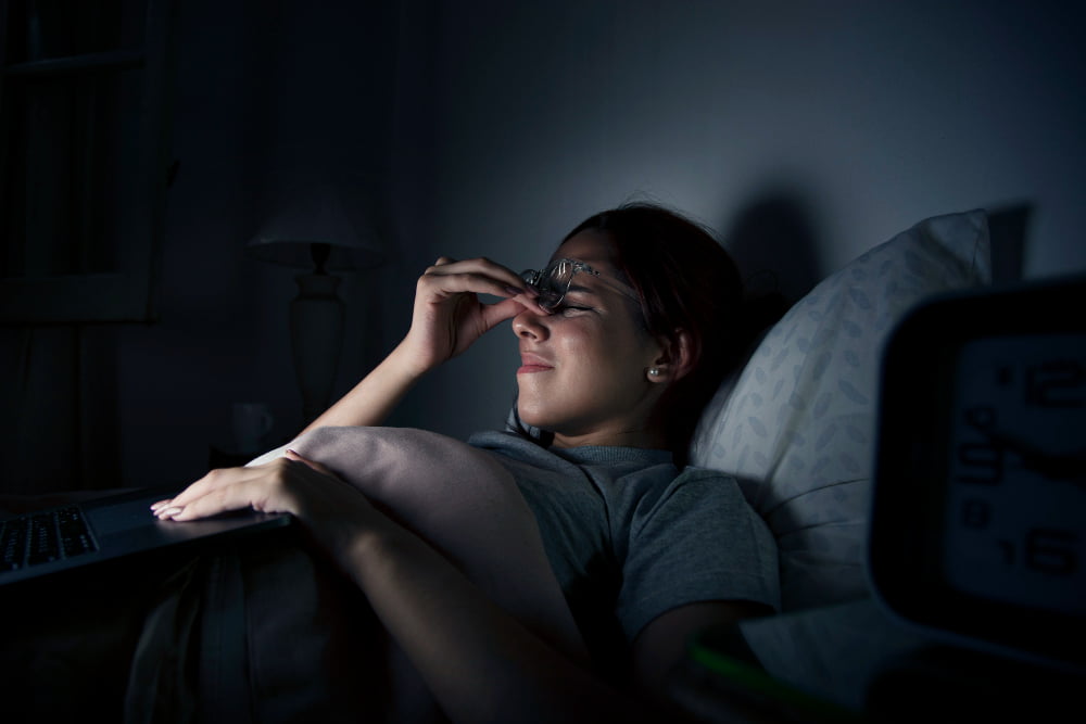 Por que temos pesadelos a noite? 2 exhausted woman working late while home