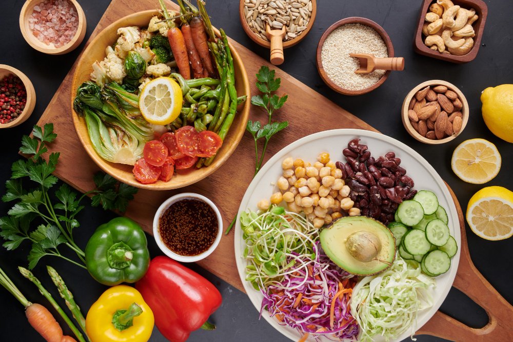 Como se alimentar melhor? Veja 7 receitas simples para fazer no dia a dia 1 prato de tigela de buda com legumes e legumes vista do topo